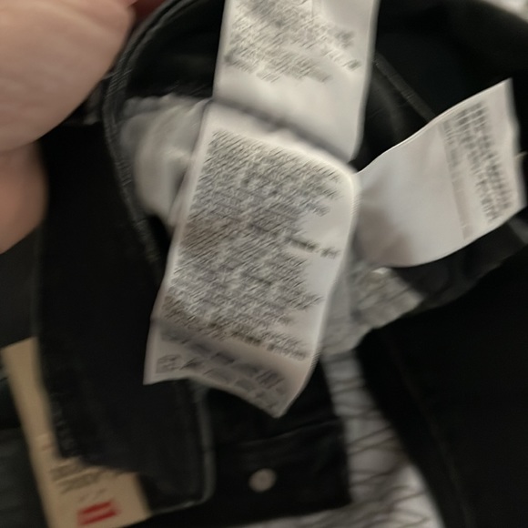 Classic Mid Rise Levi’s - Picture 4 of 5